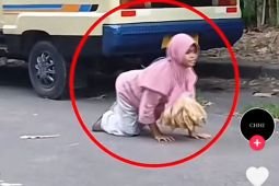 Viral di medsos, video gadis penjual peyek merangkak di Surabaya