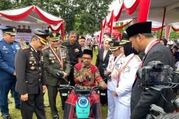 Polres Lumajang beri motor listrik kepada penyandang disabilitas