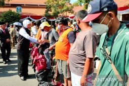 Khofifah apresiasi pedagang yang ikut upacara dari luar pagar Grahadi