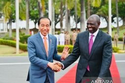 Presiden Jokowi bercanda dengan Presiden Kenya saat ajak berkunjung ke Indonesia