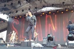 Slank bakar semangat penonton hari ketiga Synchronize Fest lewat "I Miss You But I Hate You"