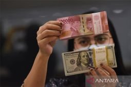 Dolar hampir datar namun catat kenaikan di tengah pasar sedikit gelisah