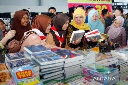 Gubernur Khofifah ajak masyarakat tingkatkan literasi di tahun politik