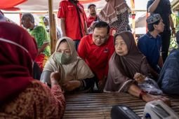 Ribuan warga Surabaya antusias berobat gratis di rumah sakit terapung PDIP