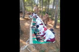 Terkendala sinyal, Sekolah di pedalaman Trenggalek lakukan ANBK di hutan pinus