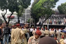 Pendukung Prabowo-Gibran padati jalan depan Kantor KPU