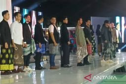 Menag Yaqut: Santri lestarikan tradisi busana sarung Nusantara