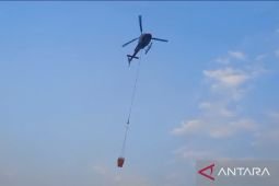 Pemadaman karhutla gunakan "water bombing" Gunung Lawu terkendala cuaca