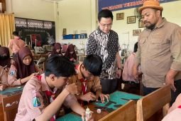 Siswa SMKN 12 Surabaya manfaatkan limbah sepatu jadi cendera mata