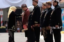 Bupati Jember terima penghargaan lencana "Jer Basuki Mawa Beya" emas