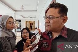 Bawaslu Kediri tertibkan alat peraga caleg