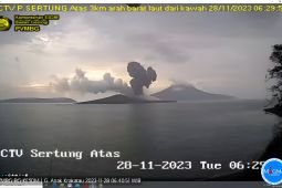Anak Krakatau luncurkan abu setinggi 1.000 meter