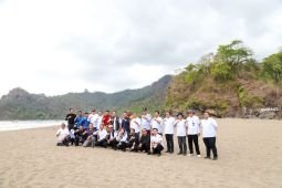 Bupati Jember: Jalan aspal hingga akses internet di Bandealit segera terwujud