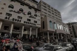 Sejumlah pemuda Palestina sukarela bersihkan RS Al-Shifa agar dapat beroperasi