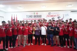 Bupati Kediri beri hadiah beasiswa pemain Persedikab U-17