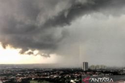 Sabtu ini Surabaya berpotensi hujan dengan disertai petir