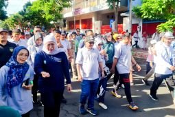 Gubernur Khofifah jalan sehat bersama warga di Situbondo