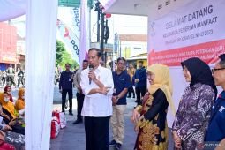 Jokowi serahkan BLT El Nino di Kantor Pos Genteng Banyuwangi