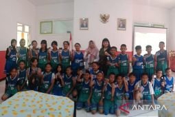 Ketua Perbasi Jatim beri bantuan papan-bola basket di SDN Kepatihan 5 Jember