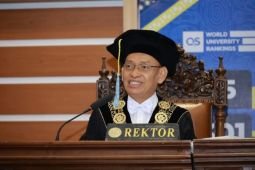 Rektor Unair ingatkan lima guru besar tugas seorang profesor