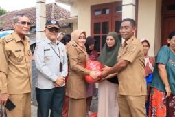 Pemkab Mojokerto serahkan bantuan kepada warga terdampak banjir