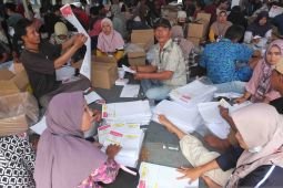 Lipat dan sortir, Nawati tertimpa kotak suara di Jember