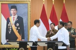 Prabowo menerima kenaikan pangkat dari Jokowi