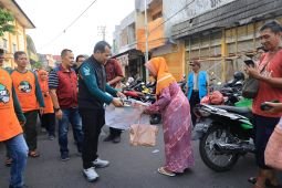 Pj Wali Kota Probolinggo  bagikan tas belanja dari bekas APK di pasar