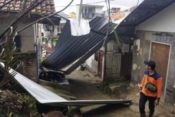 Angin kencang sebabkan sejumlah rumah rusak di Kota Batu