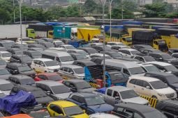 Cuaca buruk, Pelabuhan Merak dipadati antrean kendaraan