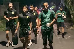 Menang lawan Arema FC, penggawa Persebaya penuhi nazar jalan kaki ke hotel