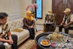 Khofifah jalani "coklit" data pemilih di kediamannya di Jemursari Surabaya