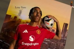 Pemain muda Leny Yoro resmi bergabung Manchester United