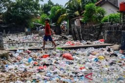 Sungai sepanjang 500 meter di Serang Banten dipenuhi tumpukan sampah