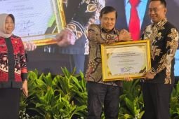 Pj Bupati Probolinggo terima penghargaan Anubhawa Sasana Desa