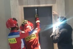 Petugas evakuasi enam orang yang terjebak di dalam lift