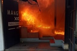 50 personel padamkankebakaran gudang perabotan di Kebayoran Lama