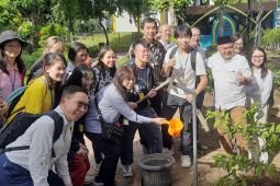 18 mahasiswa-praktisi YME Hong Kong kagumi Masjid Al-Akbar Surabaya