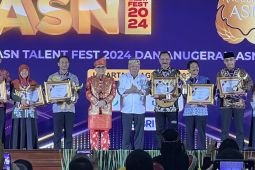 Menteri Azwar Anas berikan penghargaan ASN teladan untuk pacu peningkatan kinerja