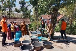 BPBD Trenggalek distribusikan 122 tangki air bersih