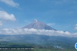 Gunung Semeru dua kali erupsi dengan visual letusan tak teramati