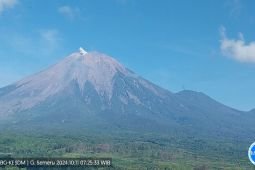 Gunung Semeru erupsi dengan letusan setinggi 400 meter