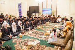 Cagub Jatim bekali 33 santri Jatim penerima beasiswa kuliah di Mesir