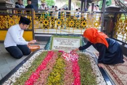 Hari tenang, Khofifah-Emil ziarah ke makam pendiri NU dan Gus Dur