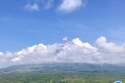 Semeru kembali erupsi disertai letusan setinggi 800 meter