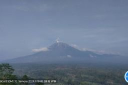Gunung Semeru delapan kali erupsi disertai letusan hingga 700 meter