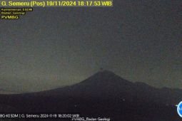 Gunung Semeru erupsi disertai letusan setinggi 500 meter