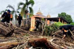 Personel Brimob bantu warga terdampak banjir bandang di Situbondo