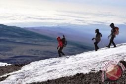 Salju di Puncak Jayawijaya diprediksi habis pada 2026