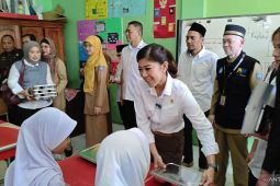 Meutya Hafid tinjau program MBG untuk siswa SD, ada daging ayam hingga buah